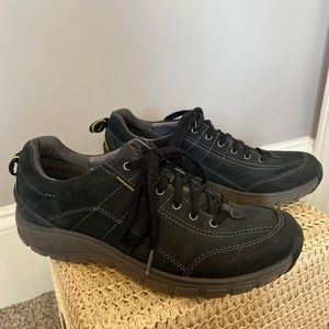 Clark's Wave Black Nubuck Waterproof women's sneaker, size 9M